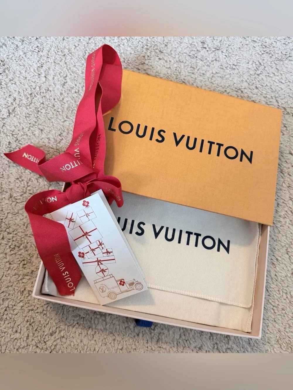 LOUIS VUITTON